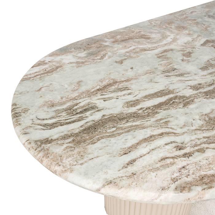 Das Bild zeigt eine Nahaufnahme des Esstischs Coronel (beige). Die beige Oberfläche und die feine Textur des Materials sind deutlich sichtbar und betonen die hochwertige Verarbeitung des Tisches.