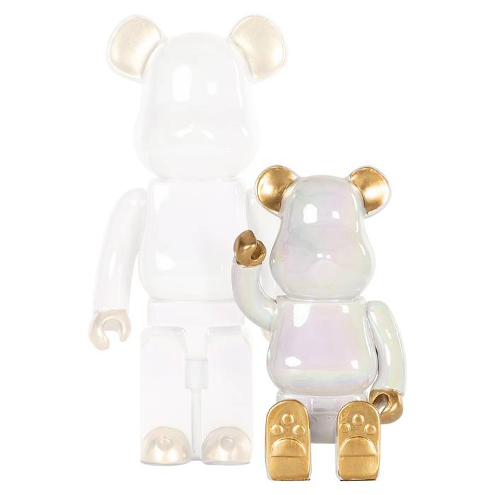 Deko-Objekt "Berlyn" von Richmond Decoration, permutweißer Teddy mit goldenen Akzenten, sitzend und winkend, aus Polyresin, eleganter Blickfang für Regale und Tische.