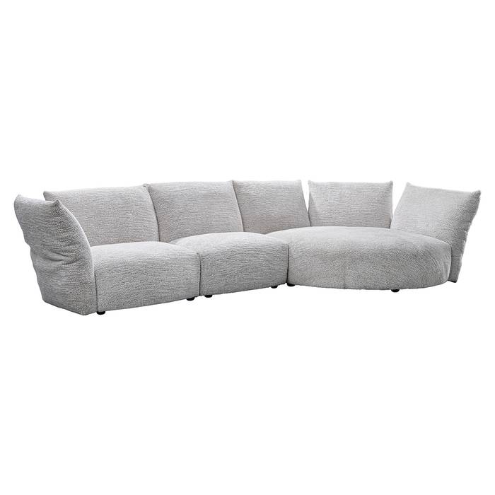 Das Bild zeigt das Sofa Loyd (Be Lovely 11 Cream) aus einer schrägen Perspektive.