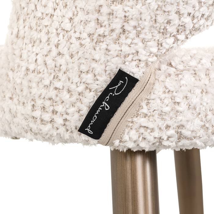Thekenstuhl Delphine (Be Lovely 11 Cream), seitlich aufgenommen. Modernes und elegantes Design, ideal für stilvolle Wohnräume mit Detailaufnahmen