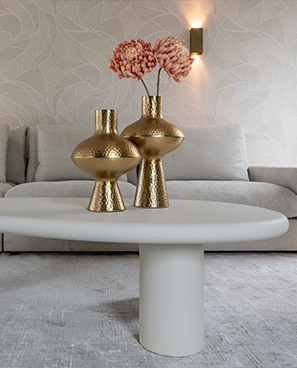 Ein Wohnzimmer eingerichtet mit einem Richmond couchtisch vor einem Richmond Sofa