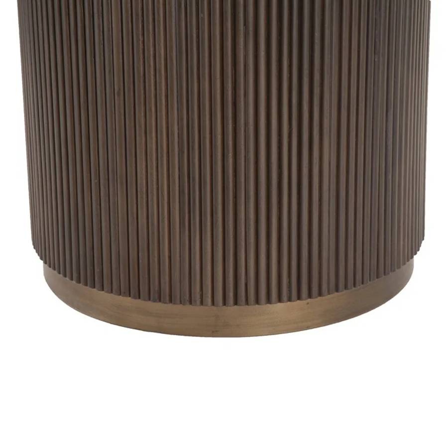 Nahaufnahme der Basis eines Esstisches namens „Mayfield 140” in Braun.