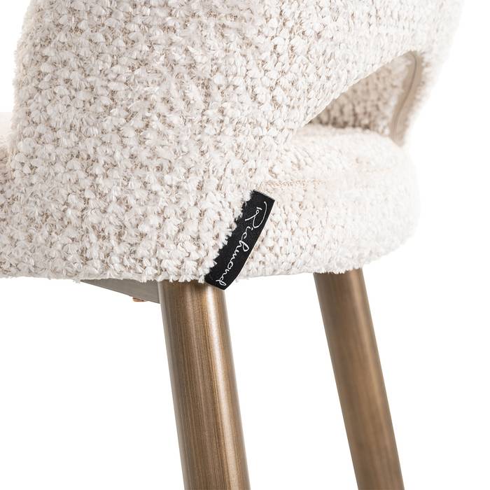 Barstuhl Delphine (Be Lovely 11 Cream), seitlich aufgenommen. Modernes und elegantes Design, ideal für stilvolle Wohnräume mit Detailaufnahme