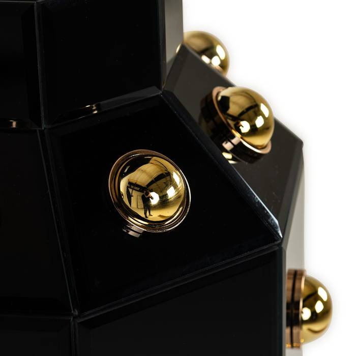 Schwarze Vase Justa, modernes Design aus Kunststoff, MDF, Aluminium und Glas, elegant und vielseitig, perfekt für Blumen oder als dekorativer Akzent.