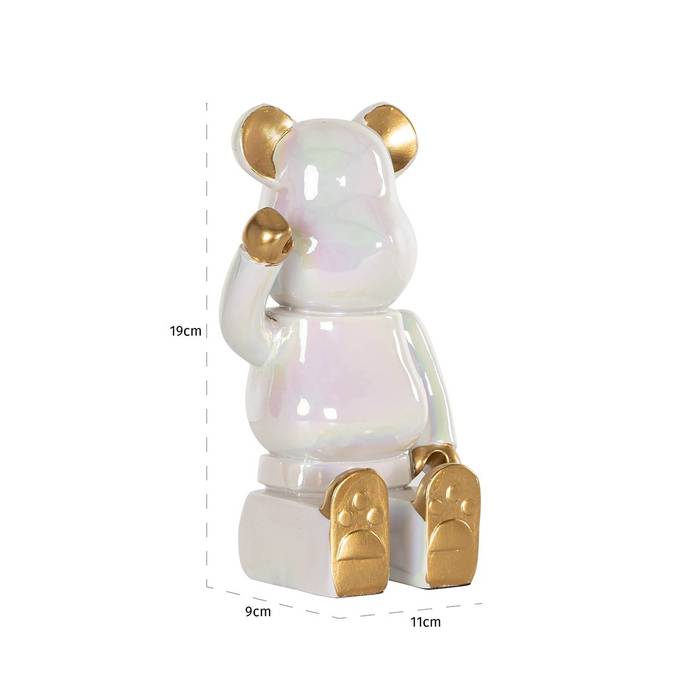 Deko-Objekt "Berlyn" von Richmond Decoration, permutweißer Teddy mit goldenen Akzenten, sitzend und winkend, aus Polyresin, eleganter Blickfang für Regale und Tische.