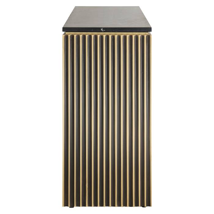 Ein Sideboard namens „Les Arcs 3-türig” in gebürstetem Gold. Das Sideboard hat ein elegantes, modernes Design mit drei gewölbten Türen. Die Vorderseite ist mit vertikalen Goldlinien verziert.