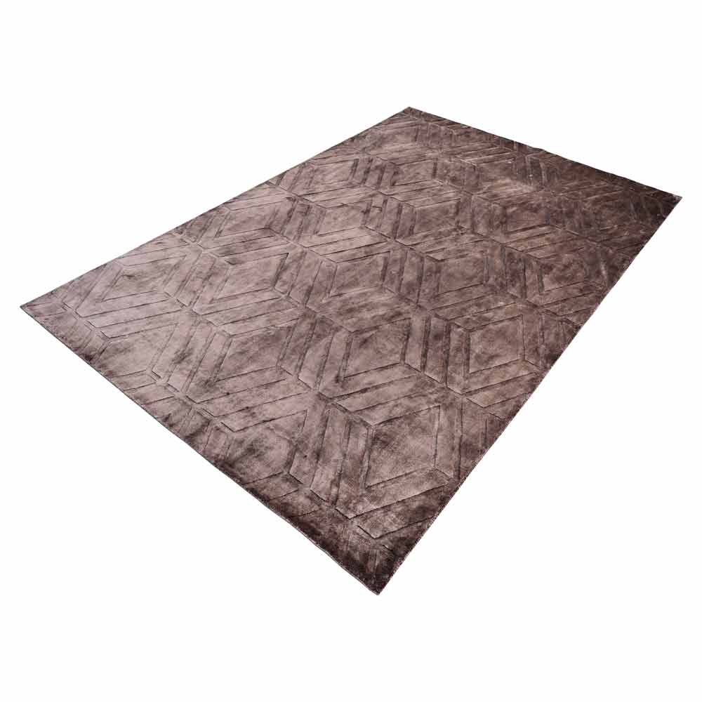 Rechteckiger Teppich mit geometrischem Muster in verschiedenen Brauntönen.
