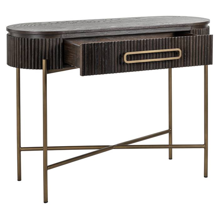 Luxor Ablagetisch mit 1 Schublade in Braun, aus dunkelbraunem Eichenfurnier. Mit paneelartiger Umrandung, goldfarbenen Akzenten und Eisenbeinen, vereint er elegante Ästhetik und funktionale Raffinesse. Ein Hauch von Luxus für Ihr Zuhause.