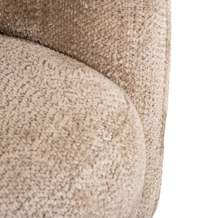 Sessel Milania (Be Lovely 170 Beige) Detailaufnahme des Sessels Milania (Be Lovely 170 Beige) von vorne, zeigt die hochwertige Polsterung und die elegante Verarbeitung. Perfekte Kombination aus Stil und Komfort.