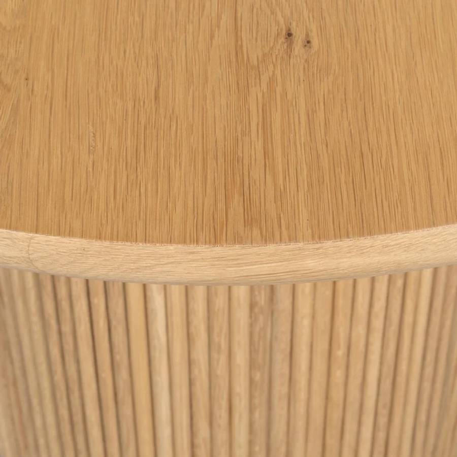 Die Aufnahme zeigt die Holzmaserung der Tischplatte sowie die vertikalen Holzstäbe der Basis im Detail.