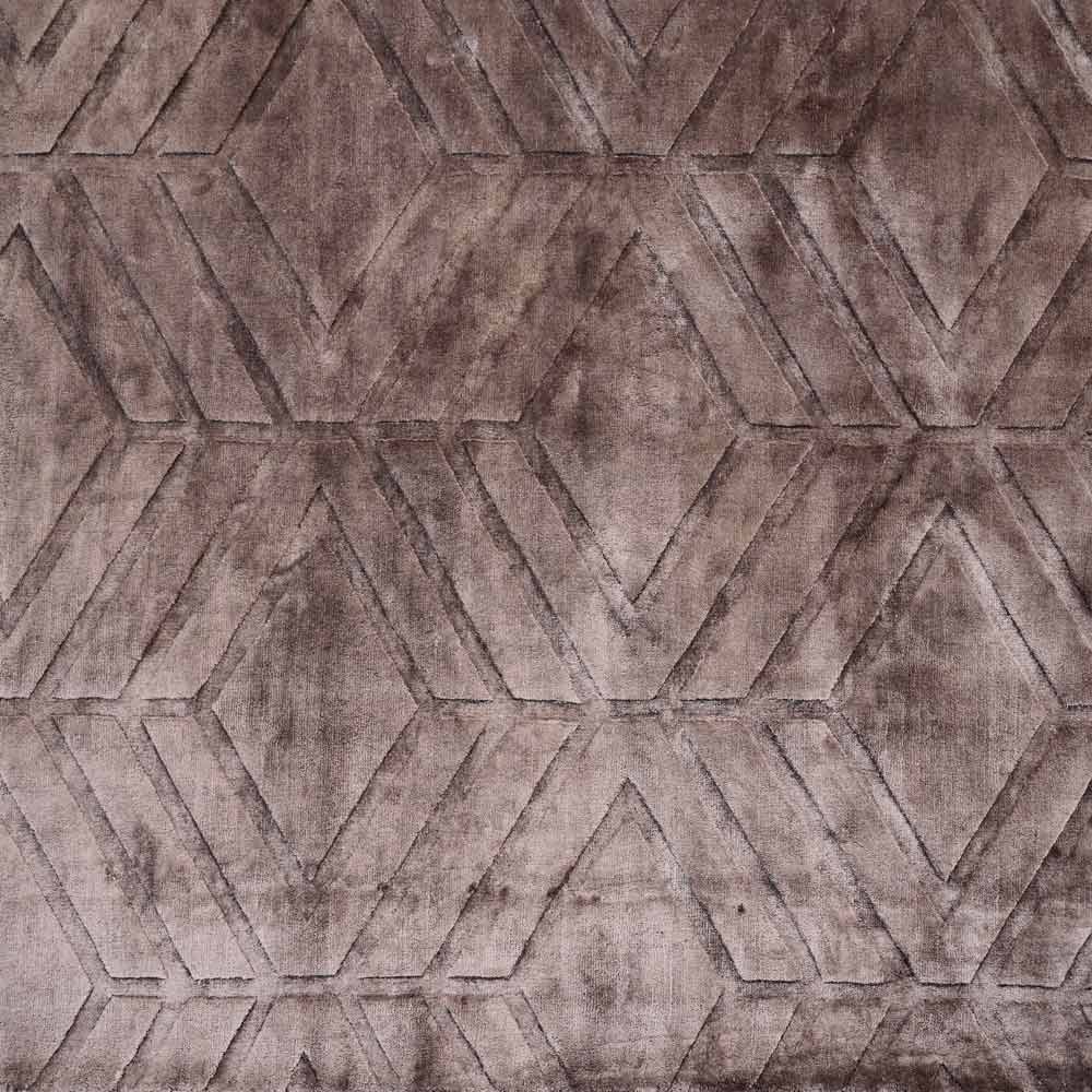 Monochromatische Oberfläche mit ineinandergreifenden Formen, die einem Fischgräten- oder Chevron-Muster ähneln, in verschiedenen Brauntönen.