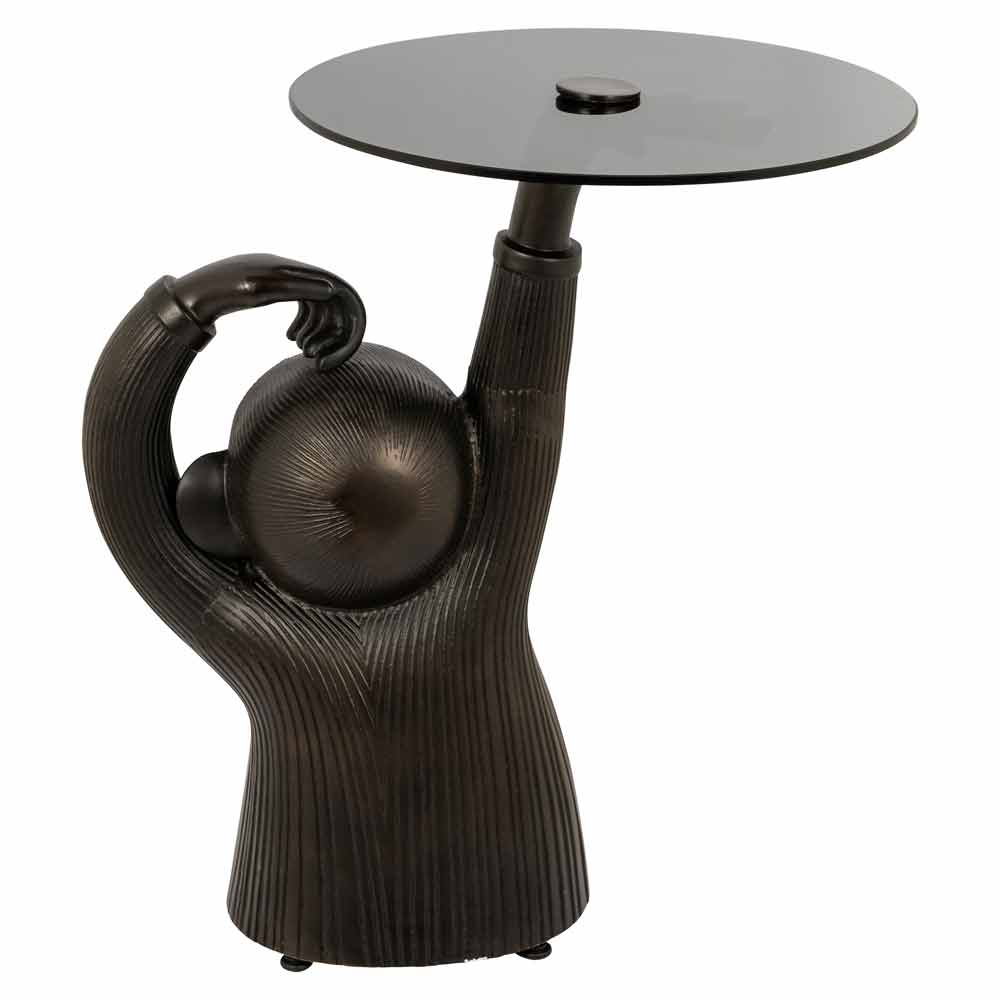 Beistelltisch mit stilisierter Figur als Basis, die eine runde Tischplatte trägt. Dunkle Töne, modernes Design.