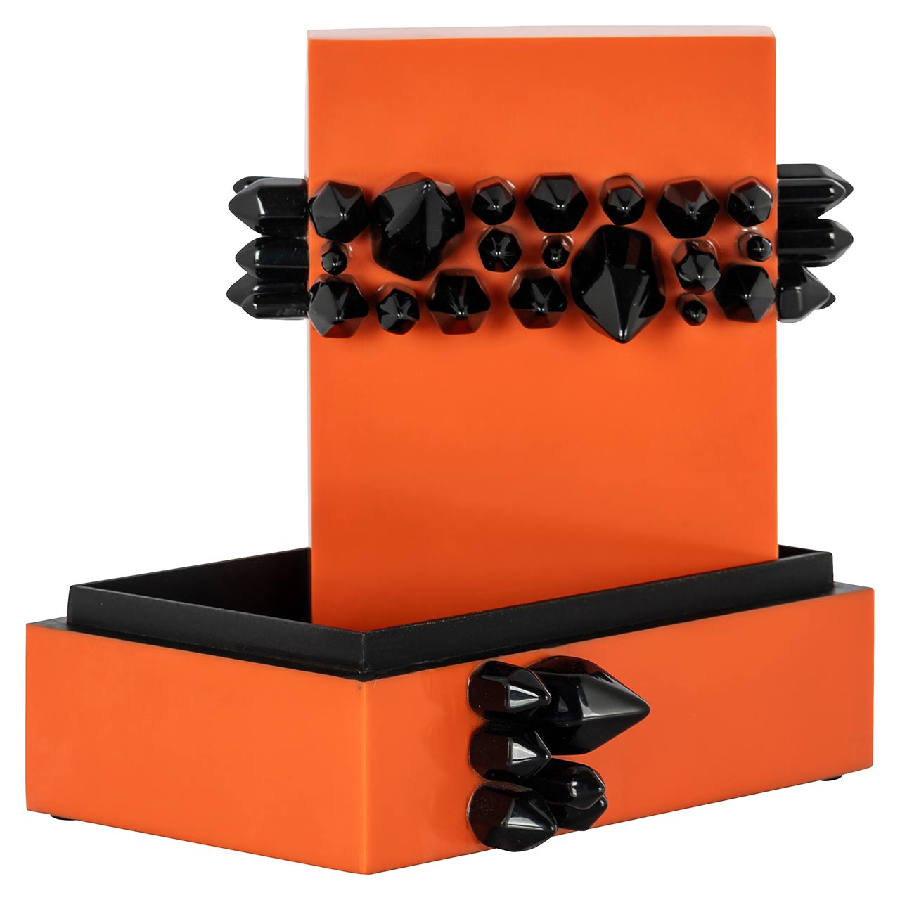 Das Bild zeigt die Richmond Decoration Schmuckbox Charline (orange) in geöffnetem Zustand. Die lebendige orangefarbene Box mit stilvollen schwarzen Verzierungen ist innen leer. Ein elegantes und praktisches Accessoire zur Aufbewahrung von Schmuckstücken.