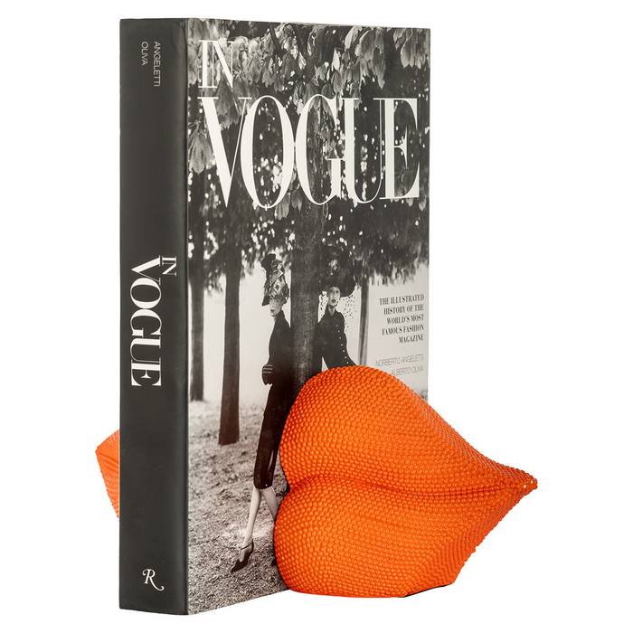 Deko-Objekt "Buchständer Lippen" von Richmond Decoration, orangefarbener Ständer in Lippenform, elegantes Design, ideal zur Präsentation von Büchern und Dekoration.