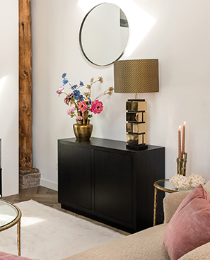 Richmond Anrichte mit Richmond Vasen und lampe drauf aus der Richmond Oakura Kollektion 