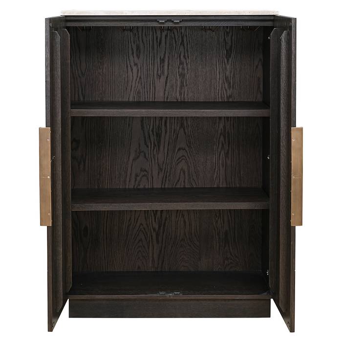 Schrank Claremont 2-türig (braun) Das Bild zeigt den Schrank Claremont (2-türig, braun) mit offenen Türen. Die braune Holzoberfläche und die geräumigen Fächer im Inneren sind gut sichtbar.