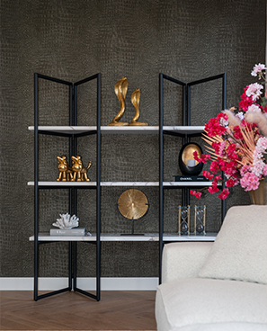 Ein Richmond regal mit Deko- und Accessoires vor einer dunklen Wand