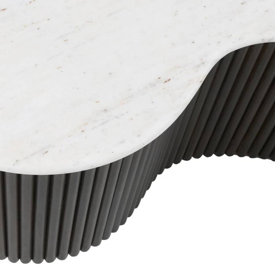Alt-Text: Nah herangezoomt auf ein Set von zwei Couchtischen namens „Mayfield“ in Braun. Die weißen Marmorplatten und die dunkel geriffelten Basen sind im Detail zu sehen und betonen das moderne, stilvolle Design.