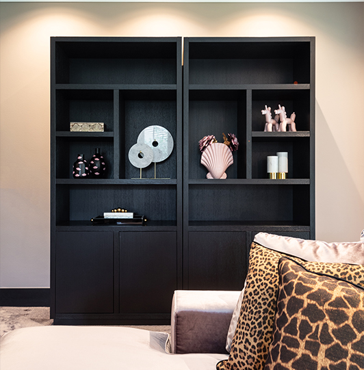 Richmond Kollektion Oakura Schrank in schwarz mit Dekoartikel
