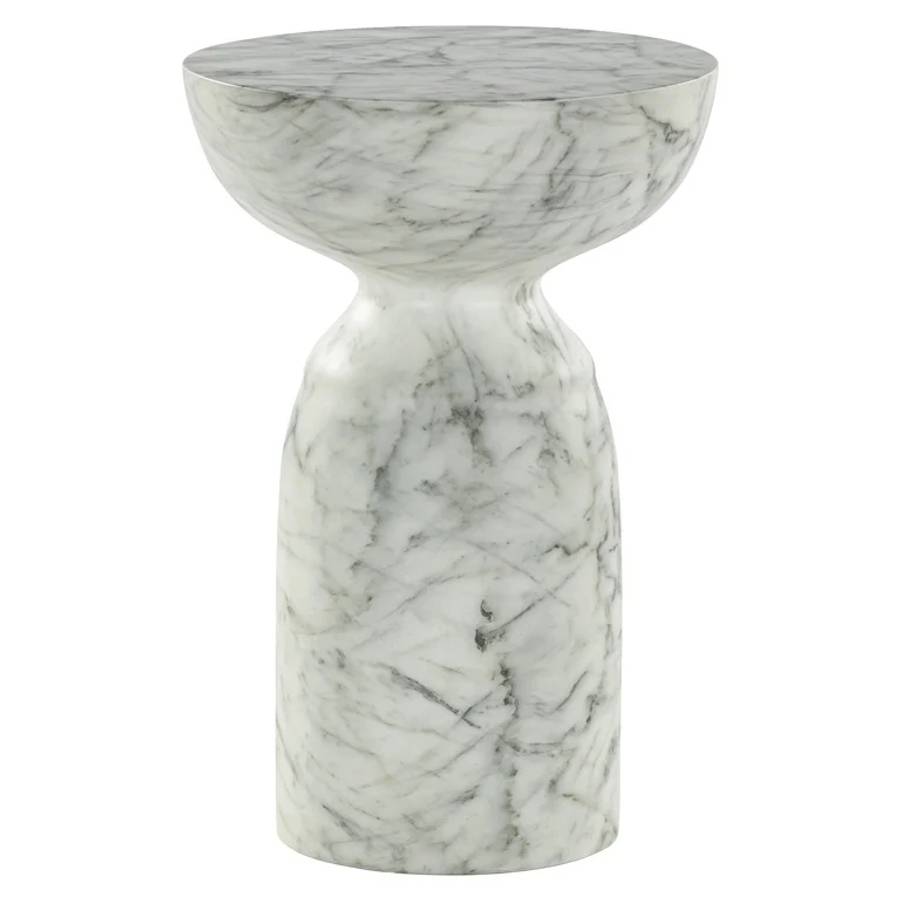 Ein Beistelltisch namens „Kita” aus künstlichem weißen Marmor. Der Tisch hat ein einzigartiges Design mit einer runden Tischplatte und einer Basis, die sich in der Mitte verengt und eine Sanduhrform bildet.