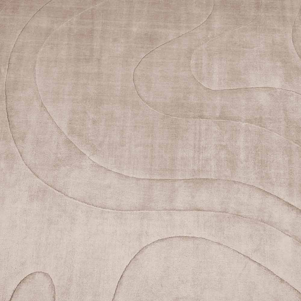 Texturierte Oberfläche mit abstrakten, geschwungenen Linien oder Wellen in neutralen Beige- und Brauntönen, möglicherweise ein Stoff oder Teppich.