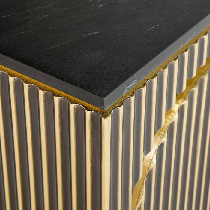 Die Kante eines Sideboards namens „Les Arcs 3-türig” in gebürstetem Gold wird gezeigt.