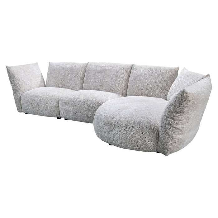 Das Bild zeigt das Sofa Loyd (Be Lovely 11 Cream). Das Sofa hat eine weiche, cremefarbene Polsterung.