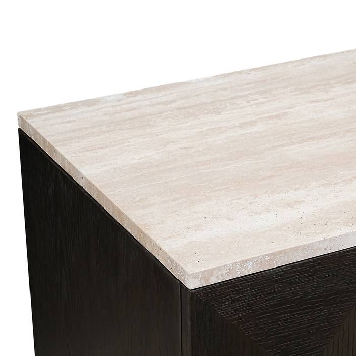 Schrank Claremont 2-türig (braun) Das Bild zeigt eine Nahaufnahme des Schranks Claremont (2-türig, braun). Die braune Holzoberfläche und die feine Maserung sind deutlich sichtbar.