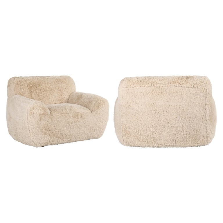 Eleganter Sessel ‘Comfy’ in Sandfarbe, mit robustem Holzrahmen und weichem, sandfarbenem Polsterbezug. Der Sessel bietet hohen Komfort und eine zeitlose Optik, ideal für stilvolle Wohnräume.