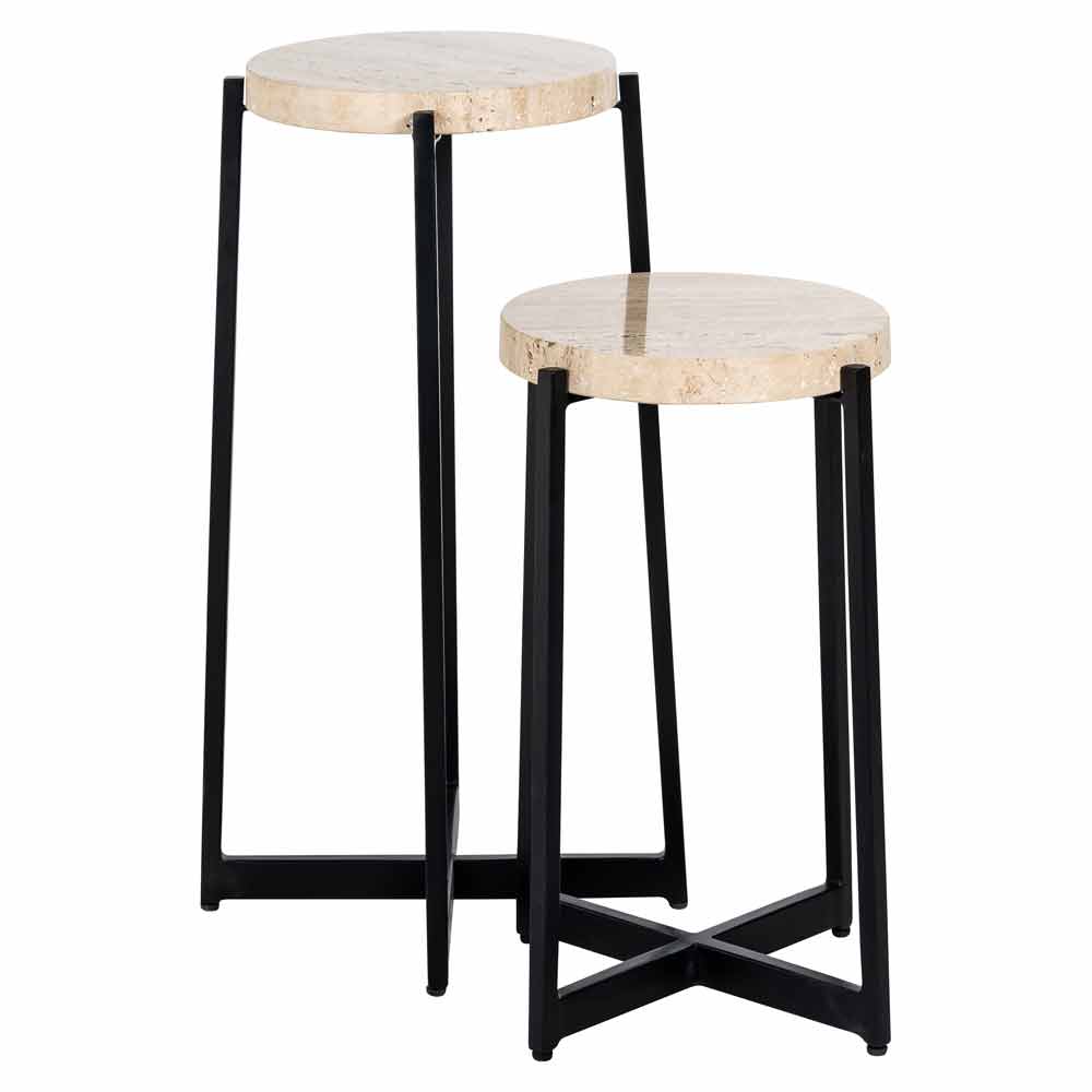 Zwei moderne, runde Beistelltische mit schwarzen Metallrahmen und hellen Tischplatten, die teilweise ineinander geschoben werden können.