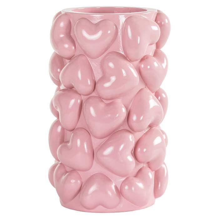 Der Kerzenhalter Emel Herzen klein (rosa) ist zylindrisch und mit mehreren herzförmigen Ornamenten verziert. Obenauf befindet sich eine weiße Kerze.