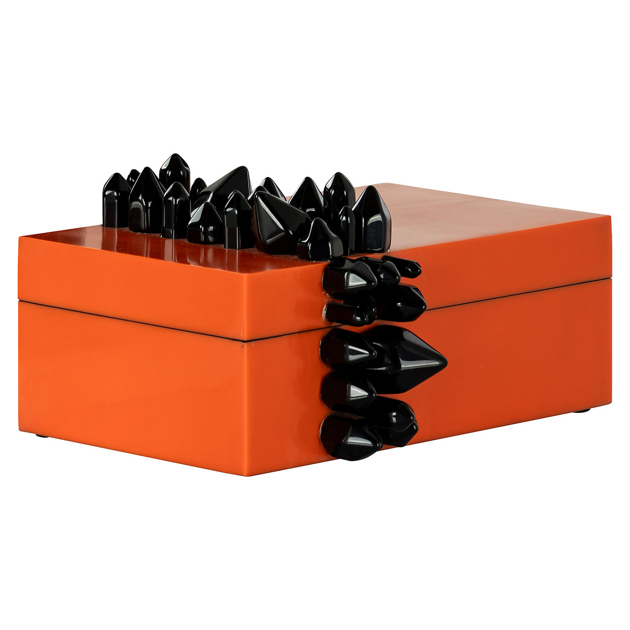 Das Bild zeigt die Richmond Decoration Schmuckbox Charline (orange). Die rechteckige Box hat eine lebendige orange Farbe und stilvolle, schwarze Verzierungen. Ein praktisches und elegantes Accessoire zur Aufbewahrung von Schmuckstücken.