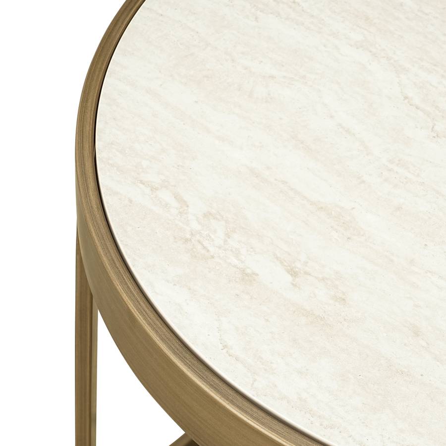 Das Bild zeigt eine Nahaufnahme des oberen Teils des größeren Beistelltisches aus dem Tivoli-Set (weiß). Die Tischplatte hat eine helle, marmorähnliche Oberfläche mit dezenten Aderungen und eine gold- oder messingfarbene Metallfassung.