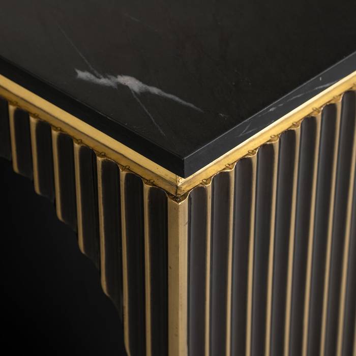 Ablagetisch Les Arcs (Brushed Gold), seitlich frontal aufgenommen. Modernes und elegantes Design mit Detailaufnahmen