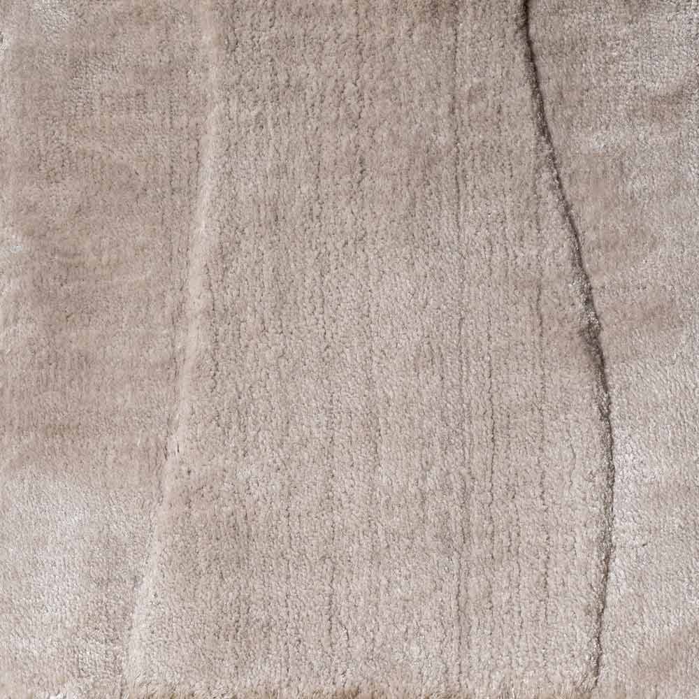Detailaufnahme einer texturierten Oberfläche, möglicherweise Stoff oder Teppich, in einheitlichem Hellbraun oder Beige mit sichtbarer Naht.