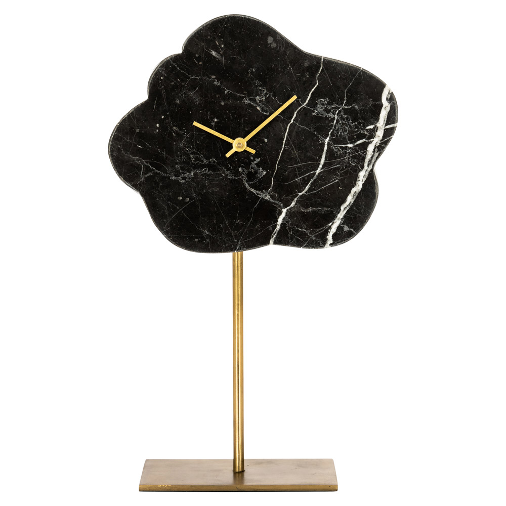 Eine Uhr in Form einer Wolke mit schwarzer Marmorstruktur und goldenen Zeigern, montiert auf einem schlanken goldenen Ständer mit rechteckigem Sockel.