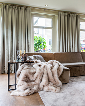 Ein Wohnzimmer mit einer Richmond Decke auf einem Richmond Sofa