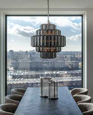 Esszimmer mit Esstisch, Stühlen und einer lampe von Richmond