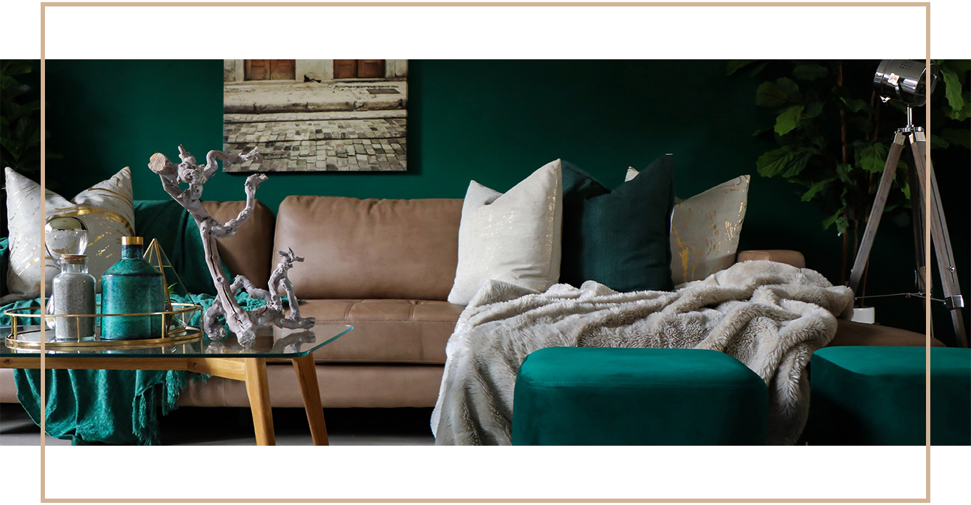 Ein eingerichtetes Wohnzimmer  in Glam Einrichtungsstill von Richmond Blog