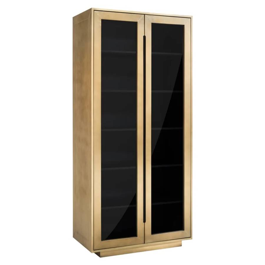 Der Schrank Finsbury 2-türig ist ein eleganter und moderner Schrank mit einem goldfarbenen Rahmen und zwei Türen mit schwarzen Glaseinsätzen. Der Schrank hat mehrere Einlegeböden im Inneren, die durch die Glastüren sichtbar sind.