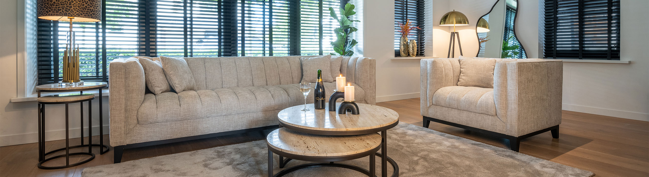 Richmond Möbel aus der Kollektion Avalon mit Sofa, Tisch und Accessoires
