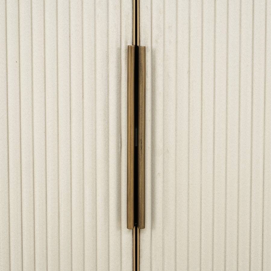 Das Bild zeigt eine Nahaufnahme der linken Tür des Sideboards Tivoli 4-türig (weiß), fokussiert auf den Griff.