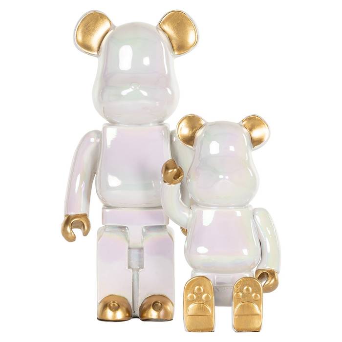 Deko-Objekt "Berlyn" von Richmond Decoration, permutweißer Teddy mit goldenen Akzenten, sitzend und winkend, aus Polyresin, eleganter Blickfang für Regale und Tische.