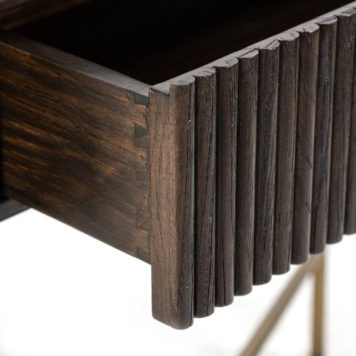 Luxor Ablagetisch mit 1 Schublade in Braun, aus dunkelbraunem Eichenfurnier. Mit paneelartiger Umrandung, goldfarbenen Akzenten und Eisenbeinen, vereint er elegante Ästhetik und funktionale Raffinesse. Ein Hauch von Luxus für Ihr Zuhause.