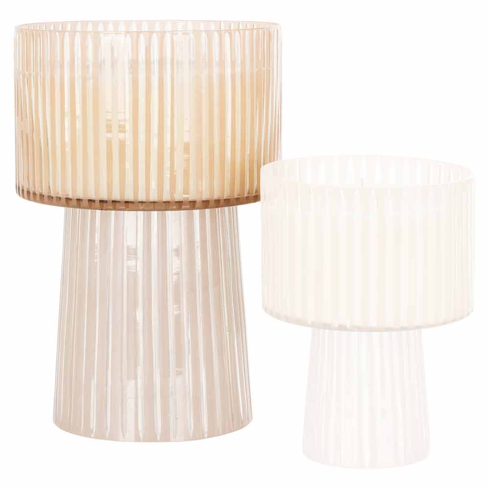 Zwei zylindrische Lampen mit plissierten Schirmen, die linke Lampe ist größer als die rechte. Beide Lampen bestehen aus einem durchscheinenden Material, möglicherweise Glas oder Kunststoff.