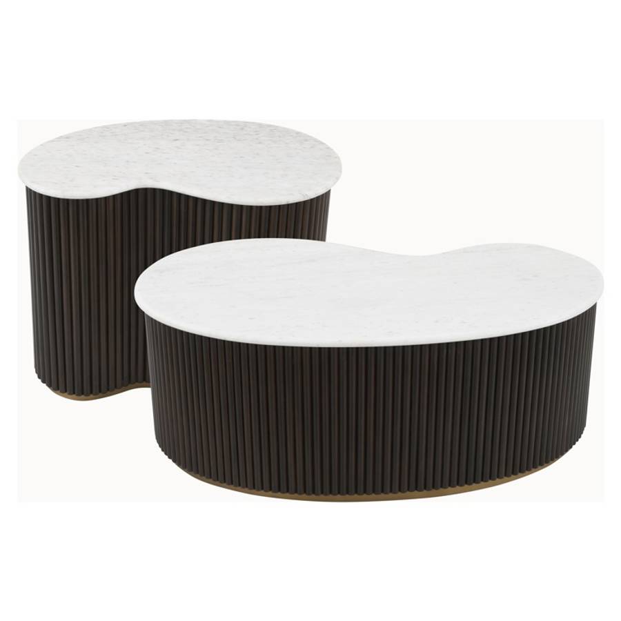 Ein Set von zwei Couchtischen namens „Mayfield“ in Braun, nebeneinander gestellt. Das größere und das kleinere Tischmodell haben beide eine weiße Marmorplatte und eine dunkel geriffelte Basis.
