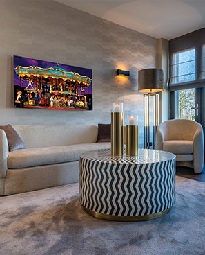 Modernes Wohnzimmer mit neutralen Farben, einem großen Sofa, einem runden Couchtisch und einem farbenfrohen Wandbild