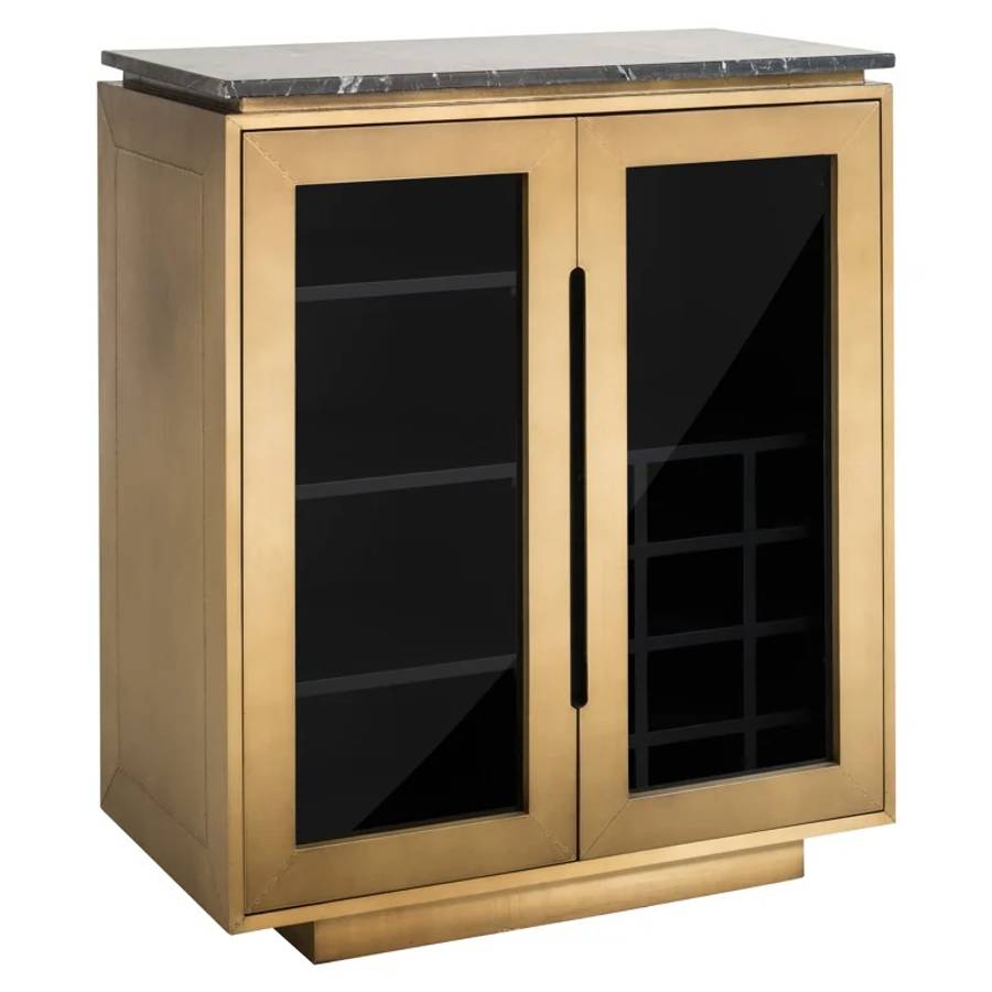 Das Sideboard Finsbury 2-türig hat ein modernes Design mit einem goldfarbenen Rahmen und zwei schwarzen Glastüren. Die Oberseite des Sideboards scheint aus dunklem Material zu bestehen.