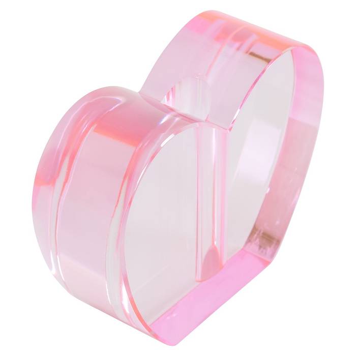 Kerzenhalter Sanae in zartem Rosa aus hochwertigem Glas. Schlichtes, elegantes Design, das Kerzenlicht stilvoll reflektiert und eine warme Atmosphäre schafft. Von schräg oben.