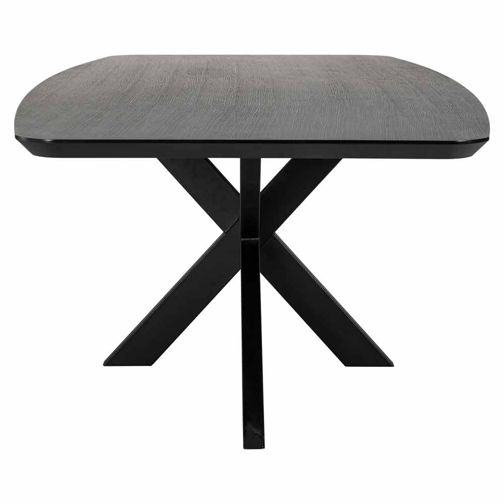 Esstisch Bonvoy 260 (schwarz) Das Bild zeigt einen Tisch mit einer dunkel gefärbten, ovalen Tischplatte und einem schwarzen, X-förmigen Untergestell. Das Design ist modern und minimalistisch, was für Innenarchitektur oder Möbelauswahl relevant sein könnte.